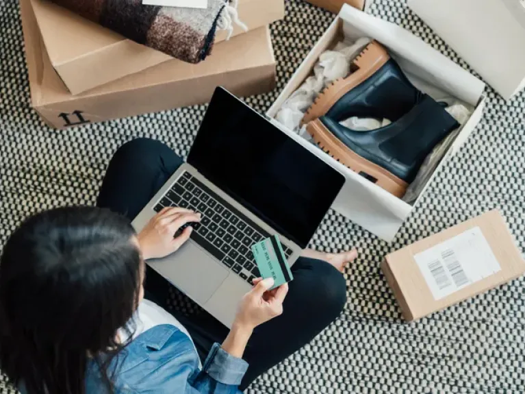 woman online shopping